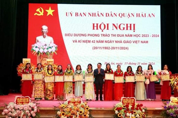 Hội nghị biểu dương phong trào thi đua năm 23-24 và kỷ niệm 42 năm ngày nhà giáo Việt Nam